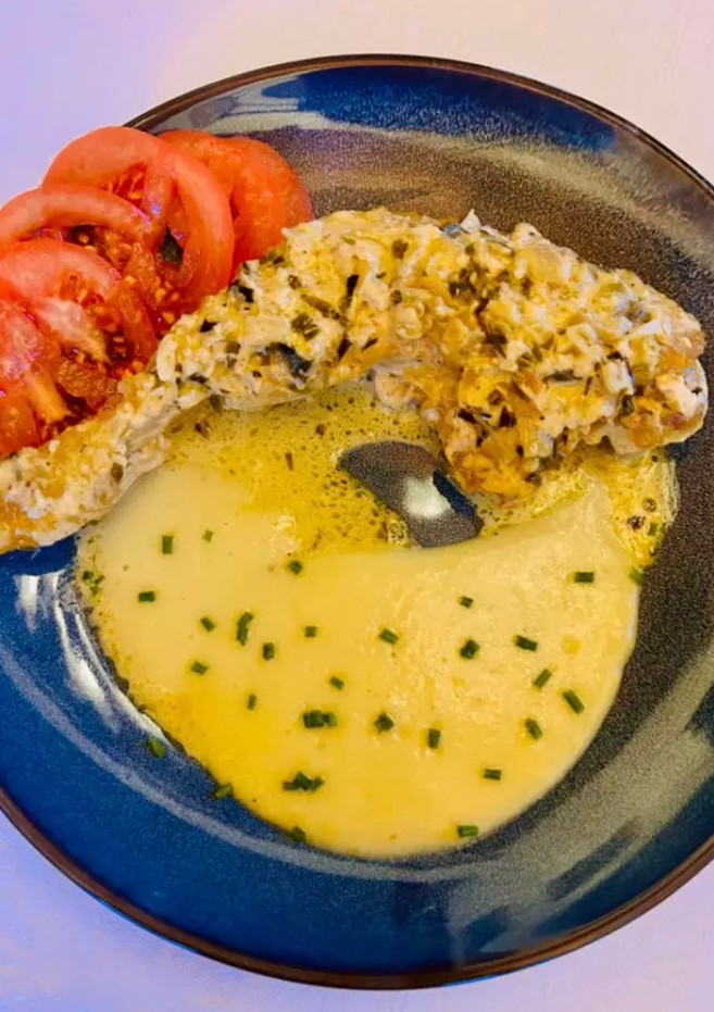 Una foto de Pollo al estragón con muselina de puerros