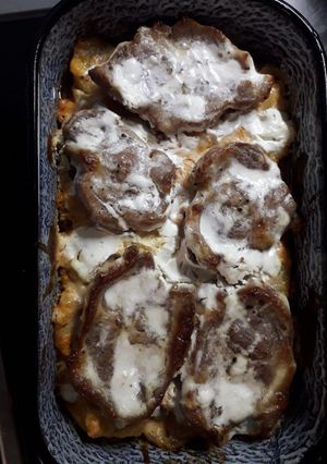 Fokhagymás tejfölös tarja fokhagymás tejfölös krumplival recept fotója