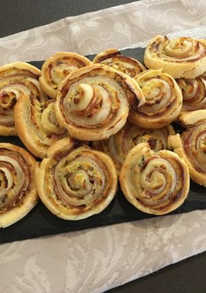 Une photo de Feuilletés roulés bacon et Boursin