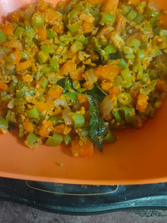 பீன்ஸ் கேரட் பொரியல்(carrot beans poriyal recipe in tamil) செய்முறை முக்கிய புகைப்படம்