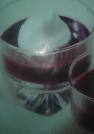 Una foto de Sopa de frutos del bosque con merengue