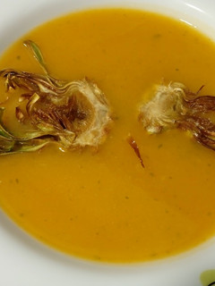 Una foto de Crema de calabaza con chips de alcachofa