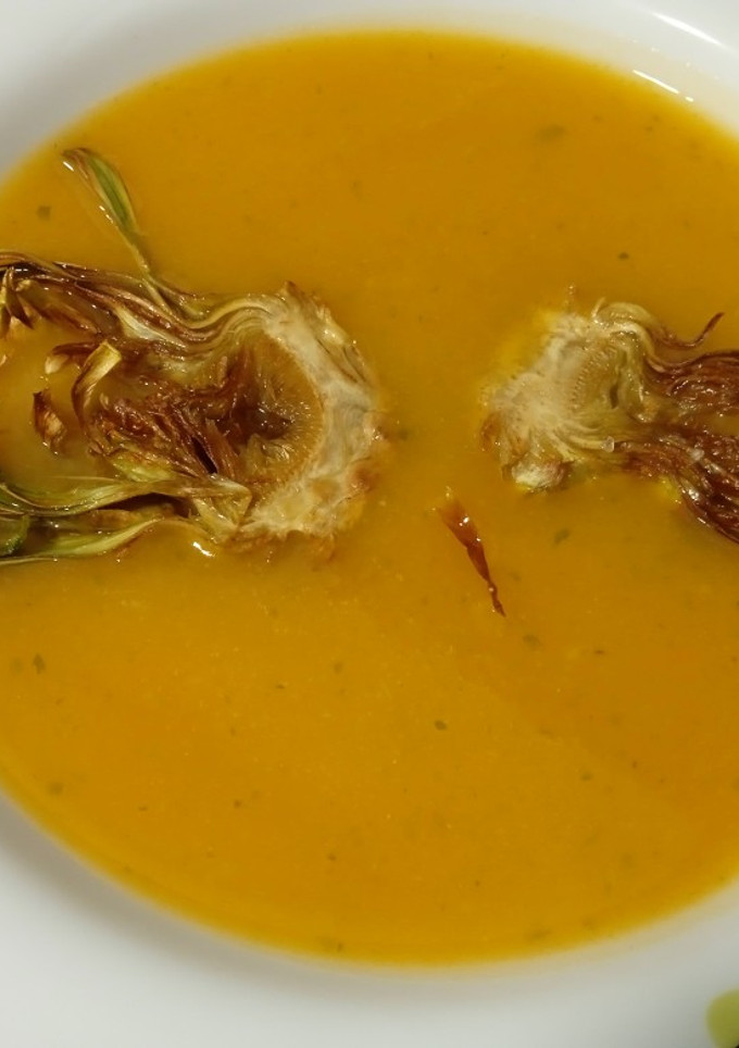 Una foto de Crema de calabaza con chips de alcachofa