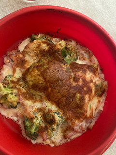 Una foto de Brócoli gratinado con 🥓