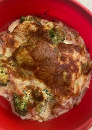 Una foto de Brócoli gratinado con 🥓