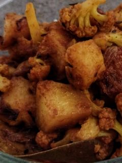 আলু ফুলকপির ডালনা (aloo fulkopir dalna recipe in Bengali) রেসিপির প্রধান ছবি