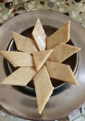 કાજુ કતરી (Kaju Katri Recipe In Gujarati) રેસીપી મુખ્ય ફોટો