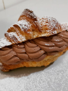 Una foto de Croissant de brioche hojaldrado relleno de trufa