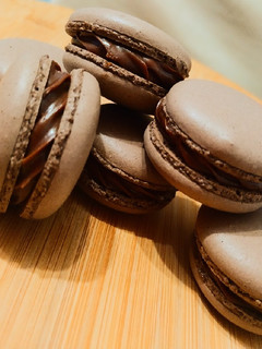 Kakaós macaron csokitöltelékkel recept fotója