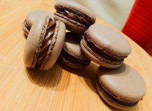 Kakaós macaron csokitöltelékkel recept fotója