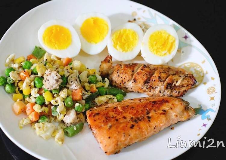 Langkah Mudah untuk Menyiapkan Lunch salmon + chicken grilled / Menu Sehat+Diet, Menggugah Selera