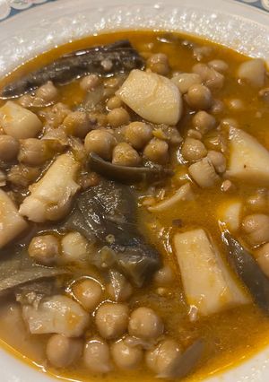 Una foto de Garbanzos con Sepia, Puerros y Alcachofas…