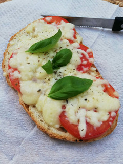 Una foto de Bruschetta de tomate y mozzarella