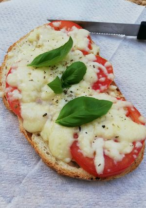 Una foto de Bruschetta de tomate y mozzarella