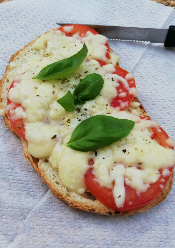 Una foto de Bruschetta de tomate y mozzarella