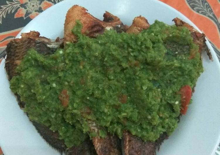 Cara Gampang meracik Ikan mujair sambel ijo Lezat