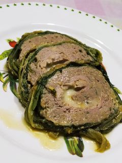 Foto di Polpettone con mortadella, tonno e provola avvolto in cicoria