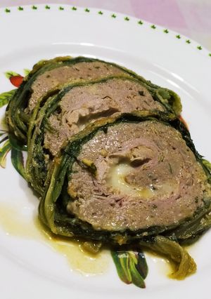 Foto di Polpettone con mortadella, tonno e provola avvolto in cicoria