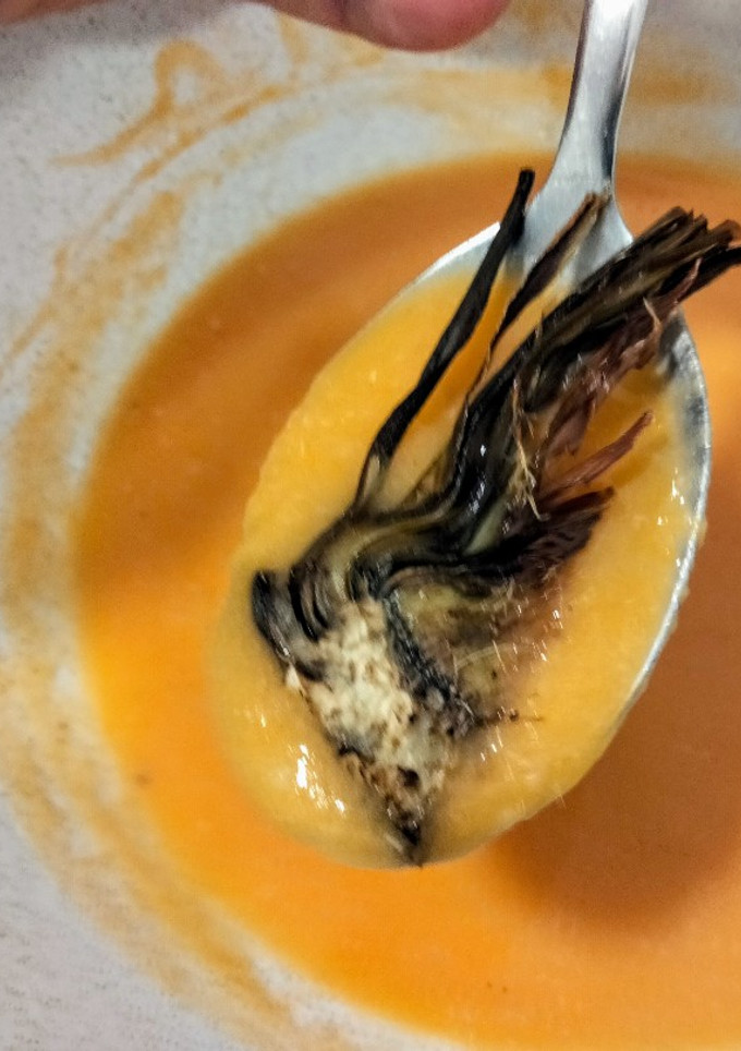 Una foto de Crema de boniato asado y chips de alcachofas