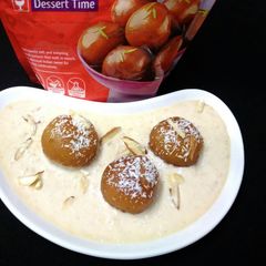 A picture of Gulabjamun with rabdi.