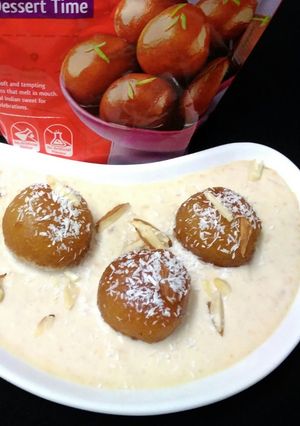 A picture of Gulabjamun with rabdi.