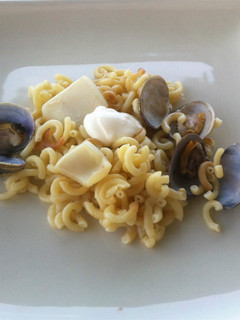 Una foto de Fideos con choco y almejas