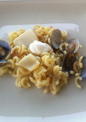 Una foto de Fideos con choco y almejas
