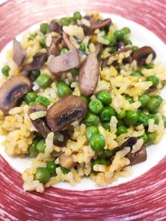 Una foto de Arroz con guisantes y champiñones