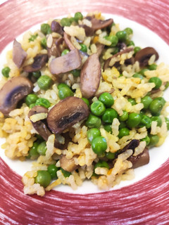 Una foto de Arroz con guisantes y champiñones