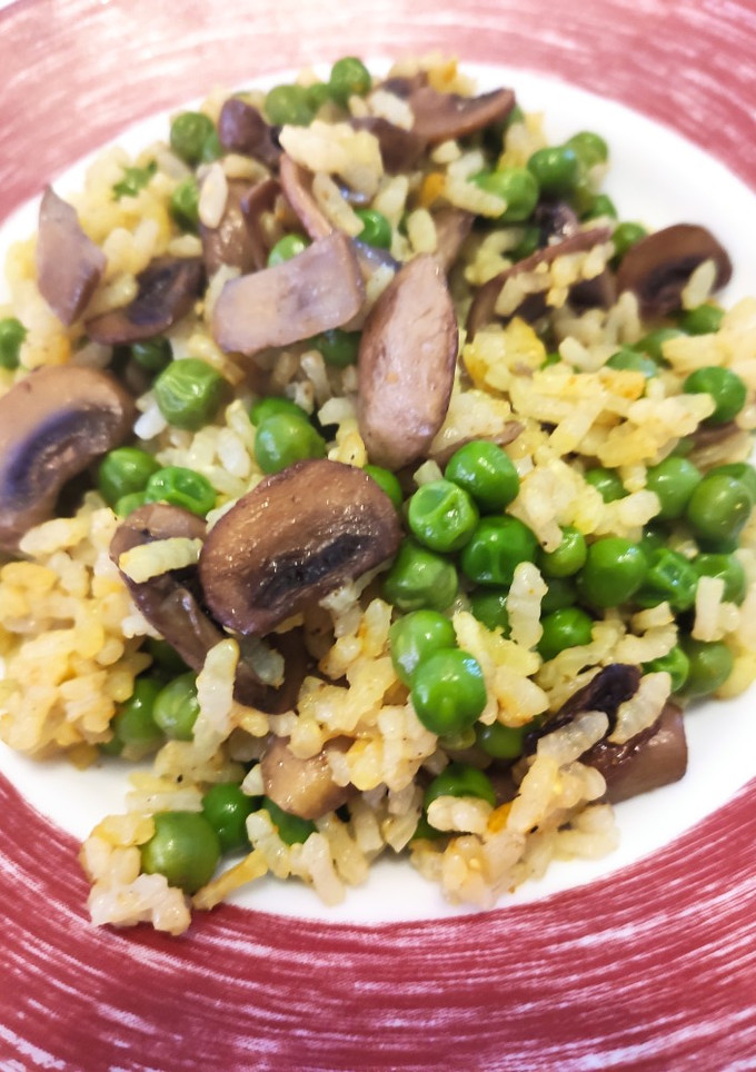 Una foto de Arroz con guisantes y champiñones