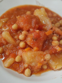 Una foto de Bacalao con salsa de tomate
