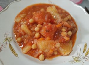 Una foto de Bacalao con salsa de tomate