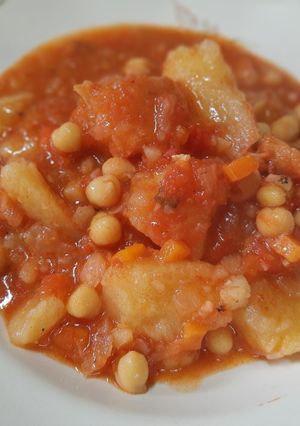 Una foto de Bacalao con salsa de tomate