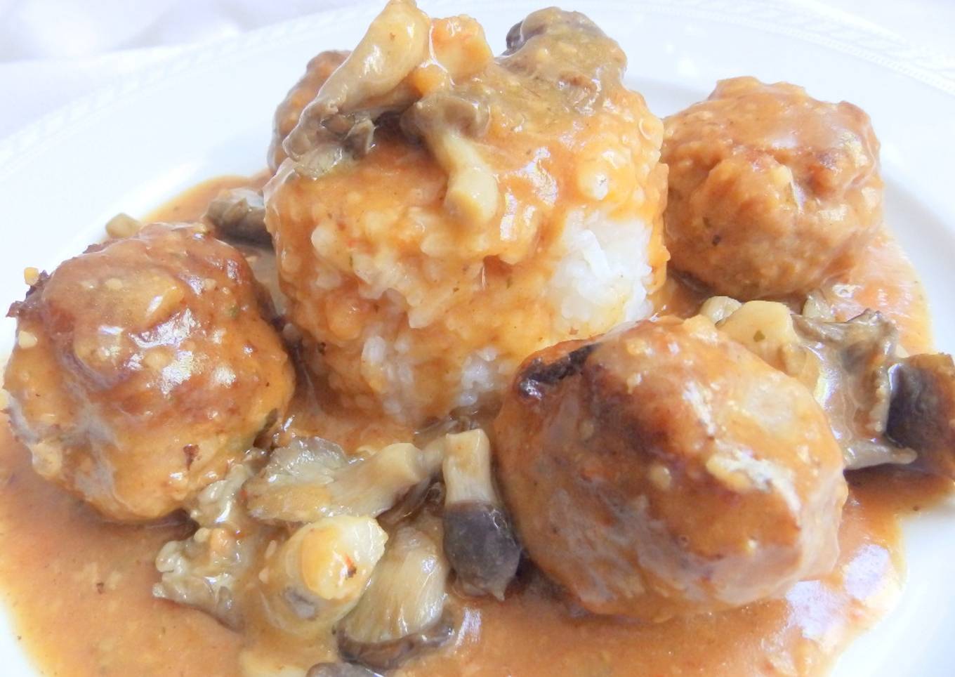 Albóndigas de carne con arroz y setas
