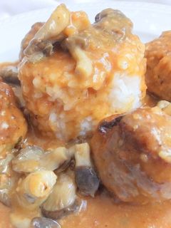 Una foto de Albóndigas de carne con arroz y setas