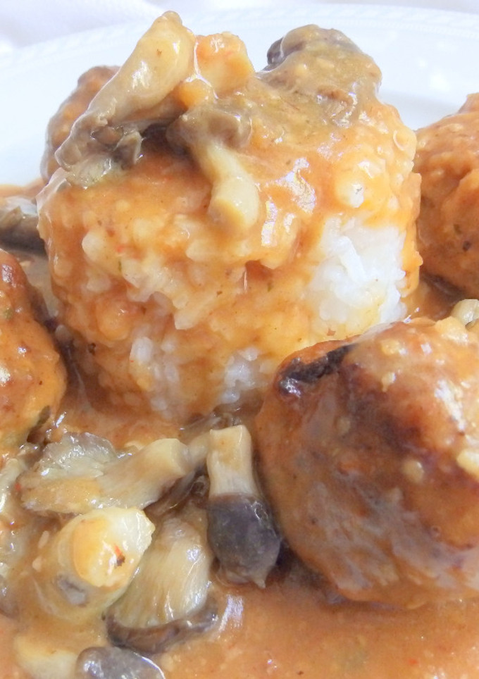 Una foto de Albóndigas de carne con arroz y setas