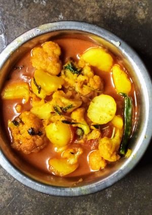 আলু ফুলকপির তরকারি (Aloo Fulkopir tarkari recipe in bengali) রেসিপির প্রধান ছবি