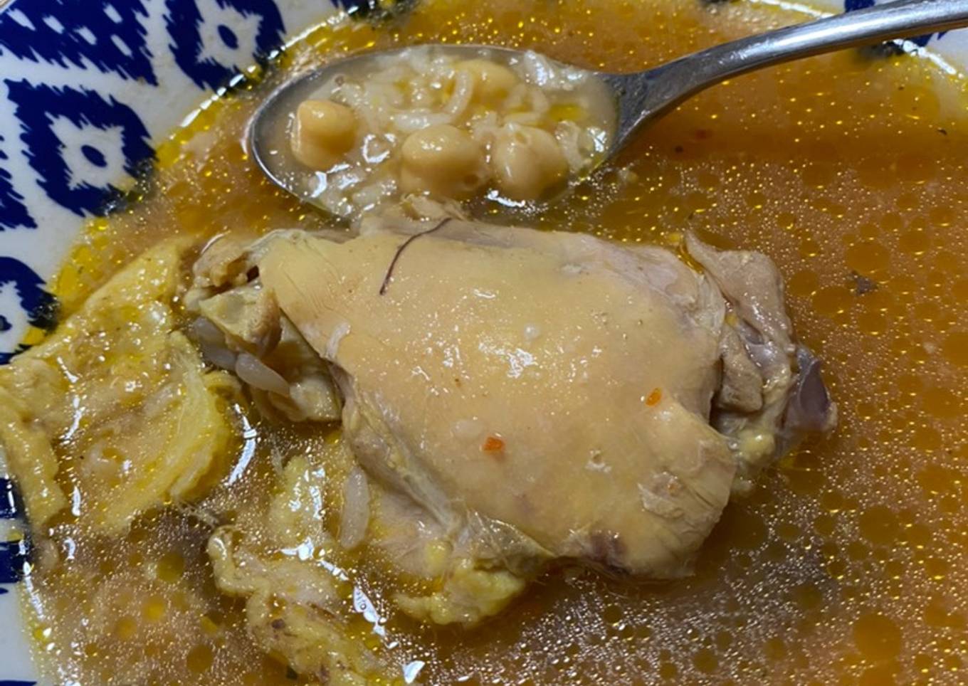 Caldo de pollo con arroz y garbanzo