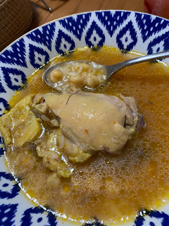 Una foto de Caldo de pollo con arroz y garbanzo