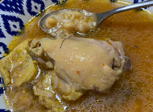 Una foto de Caldo de pollo con arroz y garbanzo