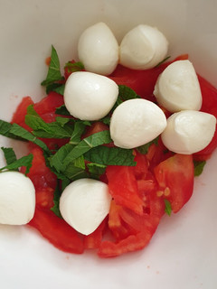 Una foto de Ensalada de tomate con mozzarella y menta