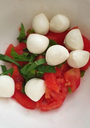 Una foto de Ensalada de tomate con mozzarella y menta