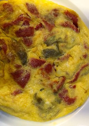 Una foto de Tortilla de pimiento rojo y ajo