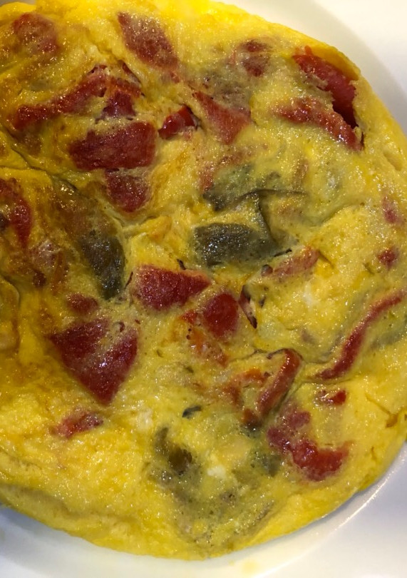 Una foto de Tortilla de pimiento rojo y ajo