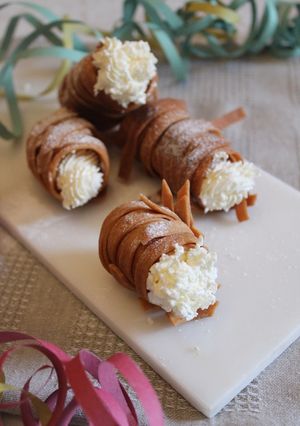 Foto di Cannoli di tagliatelle con crema