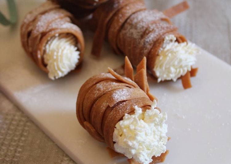 Cannoli di tagliatelle con crema