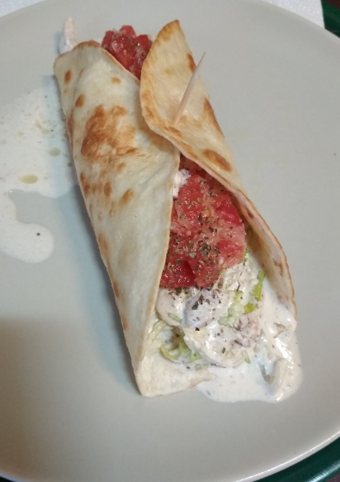 Una foto de Tacos con pollo y salsa César