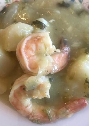 Una foto de Camarones con papas en tomate verde  ©
