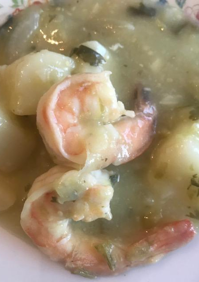 Una foto de Camarones con papas en tomate verde  ©