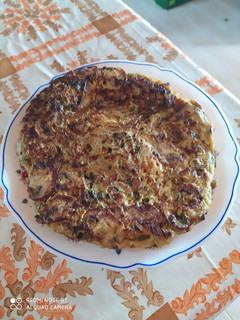 Una foto de Tortilla con cebolla ajetes y champiñones